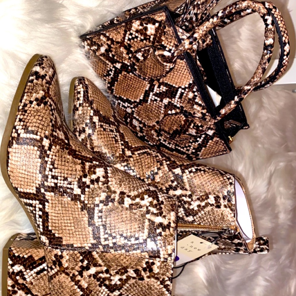 CAN BE PLACED TOGETHER AS SET !!